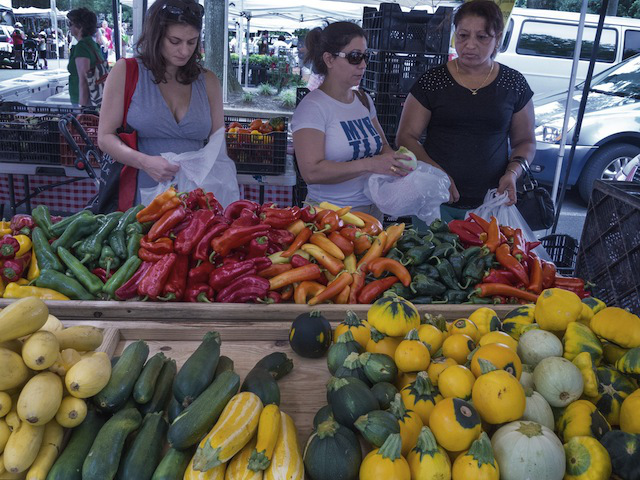 (Shoppers buy vegetables at a local Farmers Market in Annandale, Virginia, August 8, 2013. Photo: AFP Photo/Paul J. Richards/Getty Images )