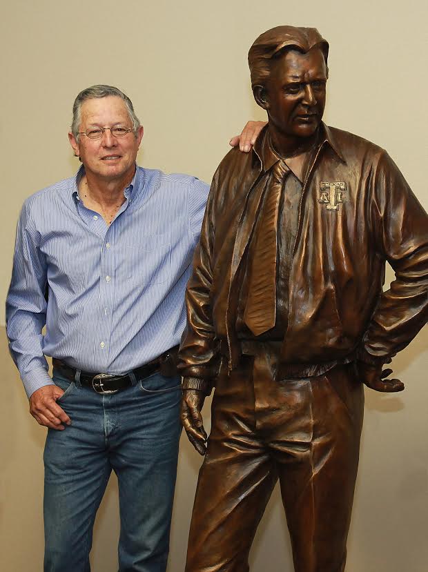 Armando Hinojosa with his statue of Coach Gil Steinke (Photo/Doug Smith)